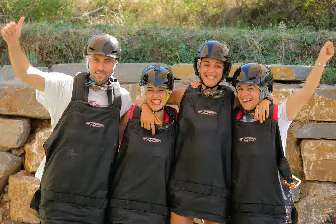 galeria-tirolina-pirineos-ordesa-31 Foto de grupo de amigos listos para disfrutar de una aventura en tirolina.