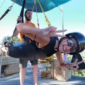 Mujer con casco y gafas en la salida para salto en tirolina