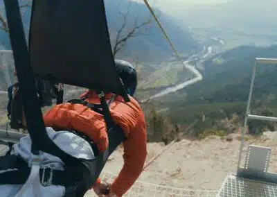 Persona preparada para el vuelo en tirolina vista desde atrás.