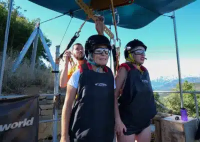 "Chicas impresionadas y listas para saltar en la Tirolina Pirineos.