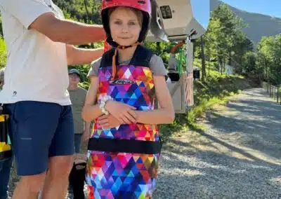 Niña a punto de saltar en la TyrolKid, la tirolina infantil.