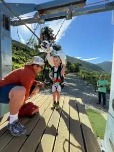 Niño preparándose para un salto en la TyrolKid, la tirolina infantil.