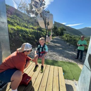 Niño a punto de saltar en la TyrolKid, la tirolina infantil.